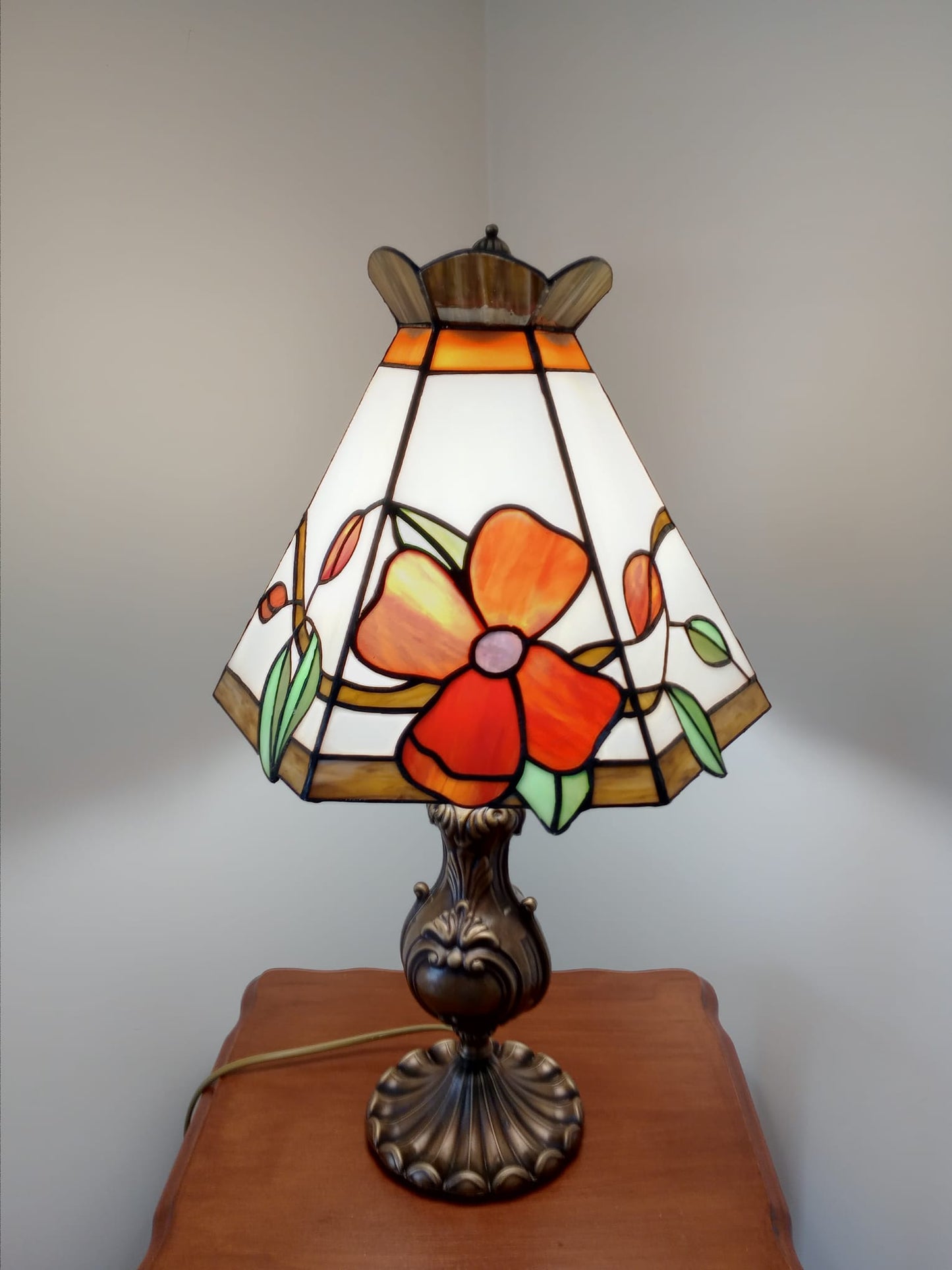 El Yapımı Vitray Abajur – Dekoratif Cam Aydınlatma | Glasy Design