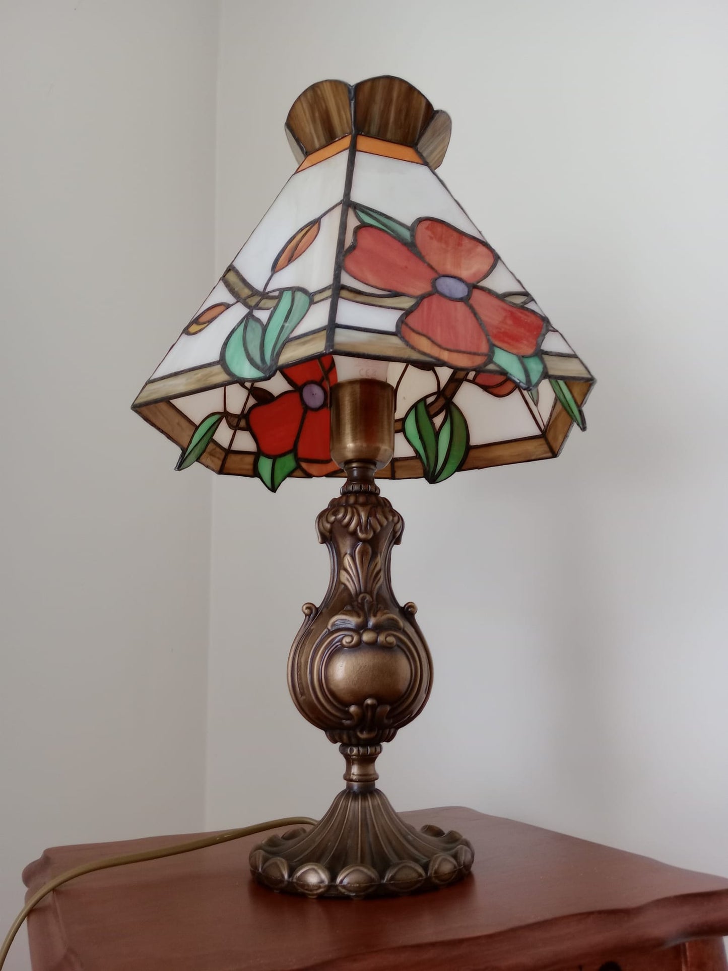 El Yapımı Vitray Abajur – Dekoratif Cam Aydınlatma | Glasy Design